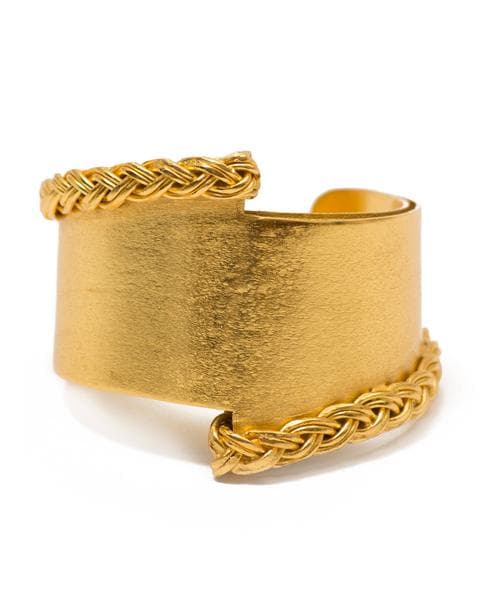 La diseñadora colombiana Liza Echeverry es una apasionada de fusionar metales. Sus joyas son limpias de cortes geométricos y guarda una profunda invocación del arte precolombino. (En 
<a href="http://www.bohohunter.com/collections/liza-echeverry">Boho Hunter</a>)