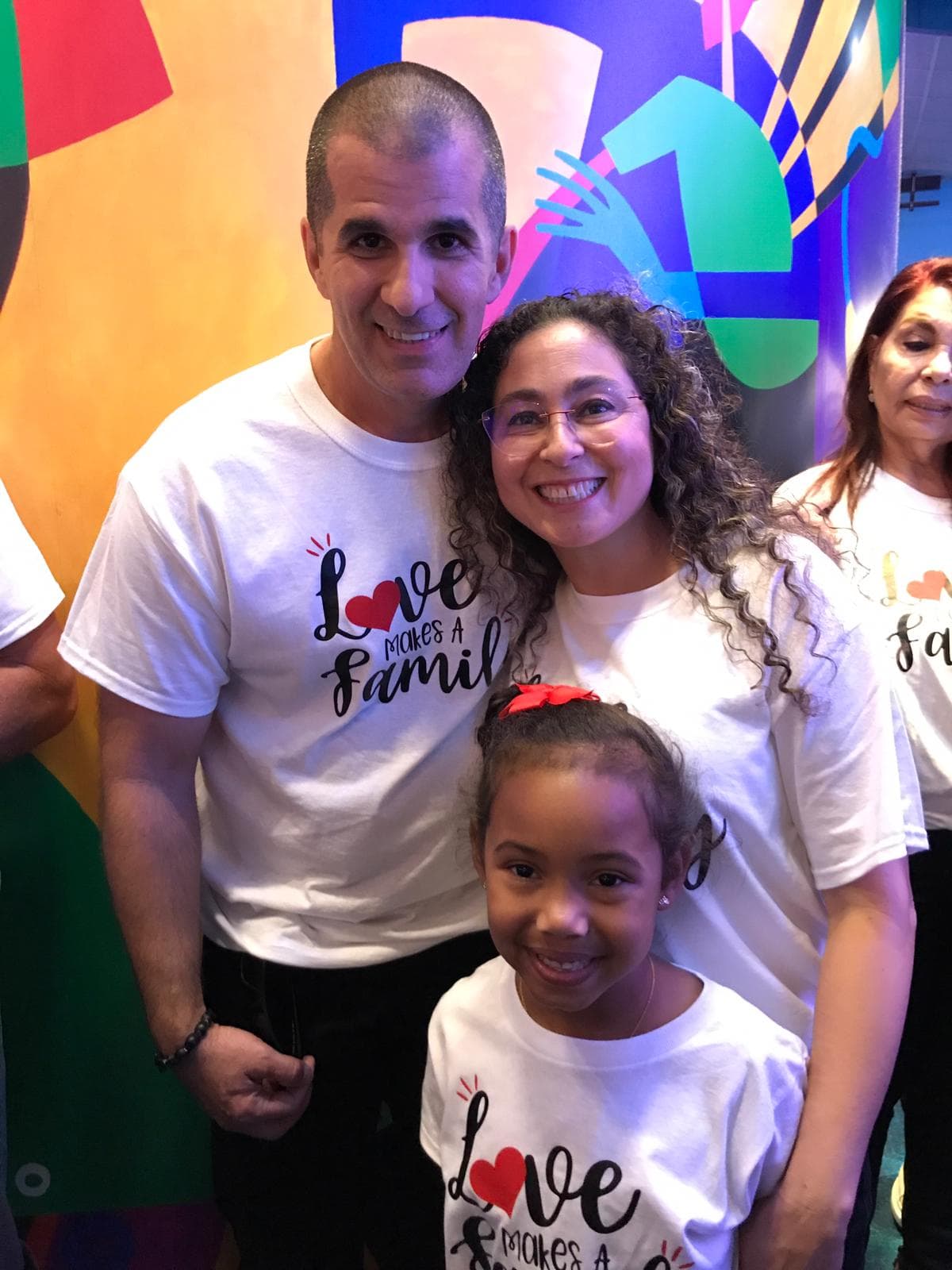 Los padres llevaron camisetas y letreros para darle la bienvenida al nuevo miembro de su familia.