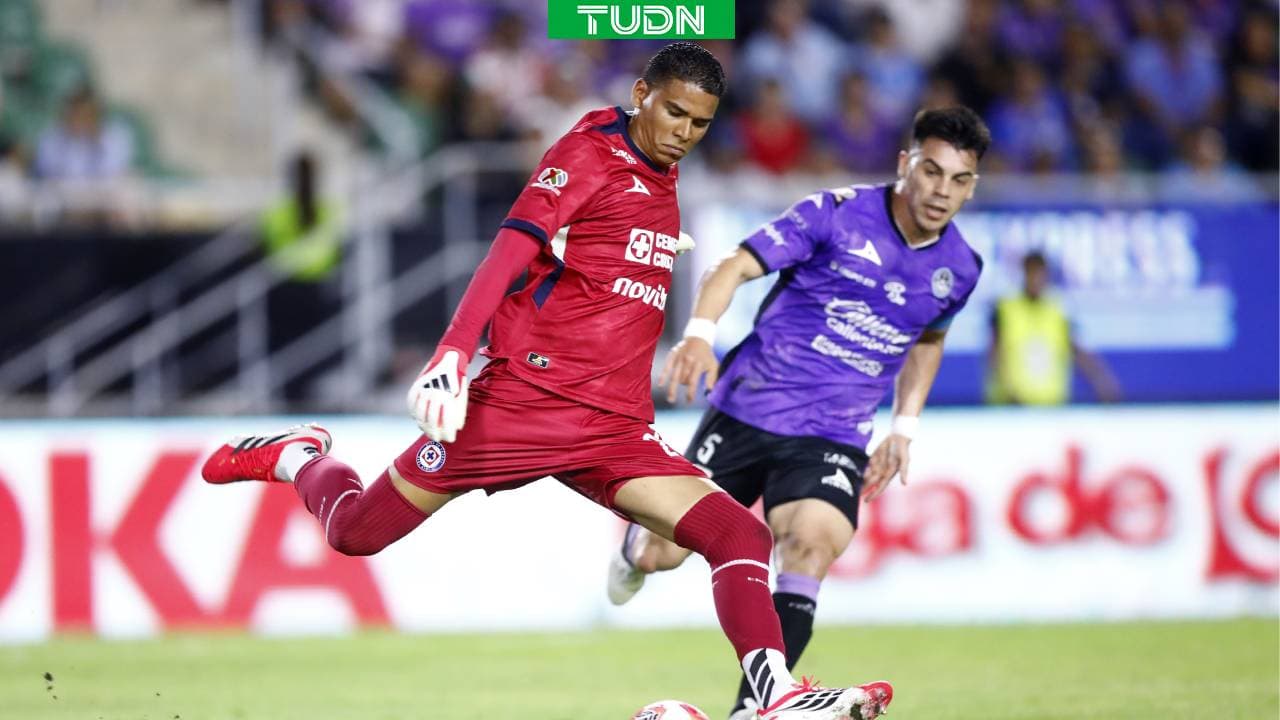 Todo quedó en un susto, Kevin Mier se lleva sus manos al pie 