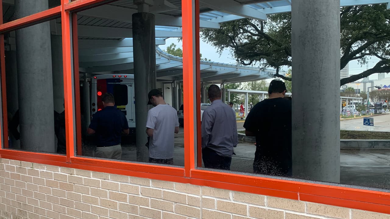 Debido a la gran cantidad de votantes que llegan a pesar de la lluvia de este martes, el estacionamiento lucía lleno, aunque la fila de gente no era muy larga. Al llegar, los organizadores te informan que el tiempo promedio de espera en la fila son unos 10 minutos.