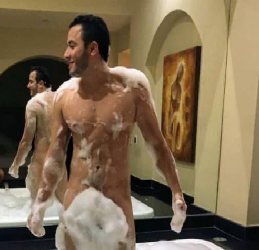 Iván Tavares tiene poco más de seis años cantando música norteña, gusto que le heredó su papá Juan Tavares, vocalista del grupo Liberación. Iván ahora cuenta con cientos de admiradoras que lo siguen en sus redes sociales, a las cuales quiso 'apapachar' con esta foto con motivo de su cumpleaños, misma que causó revuelo y un buen número de comentarios tanto positivos como negativos, al grado de que lo compararon con la socialite Kim Kardashian.