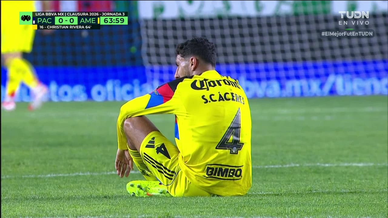 ¡Qué susto! Sebastián Cáceres sale de cambio por posible lesión