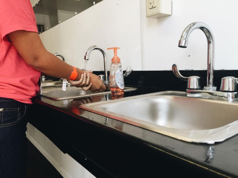 Ni la prensa ni los políticos locales han podido constatar la situación de los niños recluidos en este recinto.