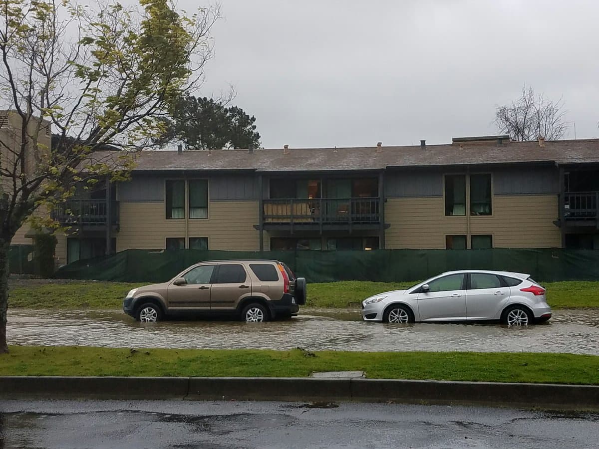 Una calle en Mill Valley, en el condado de Marin, inundada este domingo 8 de enero.