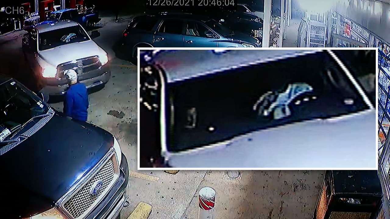 Unos segundos después,
<a href="https://www.univision.com/local/dallas-kuvn/una-camioneta-blanca-y-una-persona-de-interes-son-las-pistas-del-tiroteo-en-garland-video" target="_blank">la camioneta de Richard Acosta</a> llegó a la tienda. En el video 
<b>se puede ver un joven adentro sentado a su lado</b>.