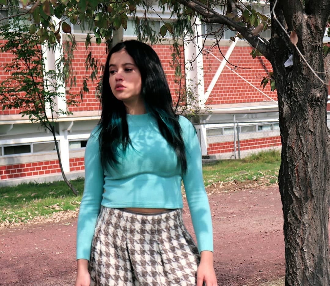 El consejo que más le ha servido para su carrera es "Persevera y nunca te rindas, no dejes las cosas que estás haciendo por muy difíciles que sean", algo que siempre le decía el equipo de producción de Pequeños Gigantes. Y es que ella está consciente de que la actuación es una carrera súper difícil, en la que debes buscar los proyectos, y cuando te llegan debes aprovecharlos al 100%, pero para que te lleguen tienes que esperar porque no es nada fácil.