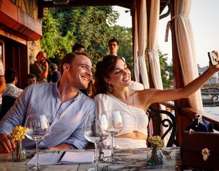 Además del reconocimiento y éxito que esta ‘Love is in the air’ le concedió, Bürsin encontró el amor en su co-protagonista Hande Erçel (Eda Yıldız en pantalla). Su relación fuera de cámaras encantó a los fans de la telenovela. Desafortunadamente, a inicios del 2022 su noviazgo llegó a su fin.