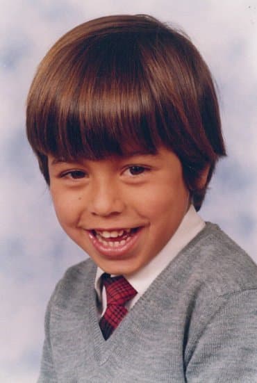 Así era Enrique durante sus primeros años, la sonrisa aun la conserva. Lo que sí cambió fue el peinado.