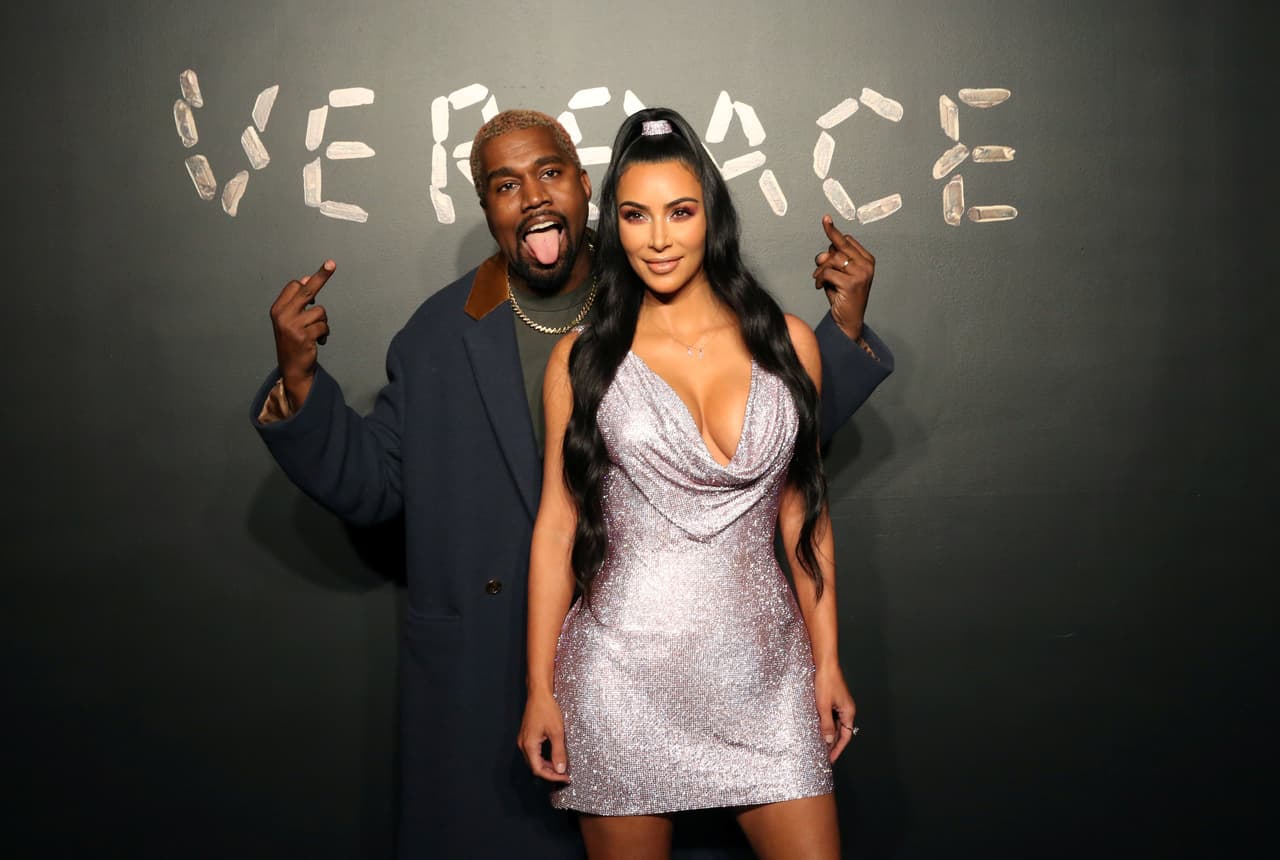 El pasado 5 de enero de 2021 la noticia 
<b><a href="https://www.univision.com/famosos/reportan-inminente-divorcio-kim-kardashian-kanye-west-fotos" target="_blank">del supuesto inminente divorcio entre Kim Kardashian y Kanye West </a></b>causó revuelo. Sin embargo, el estatus de su matrimonio vuelve a generar más dudas que respuestas ahora que salieron a la luz otros detalles.