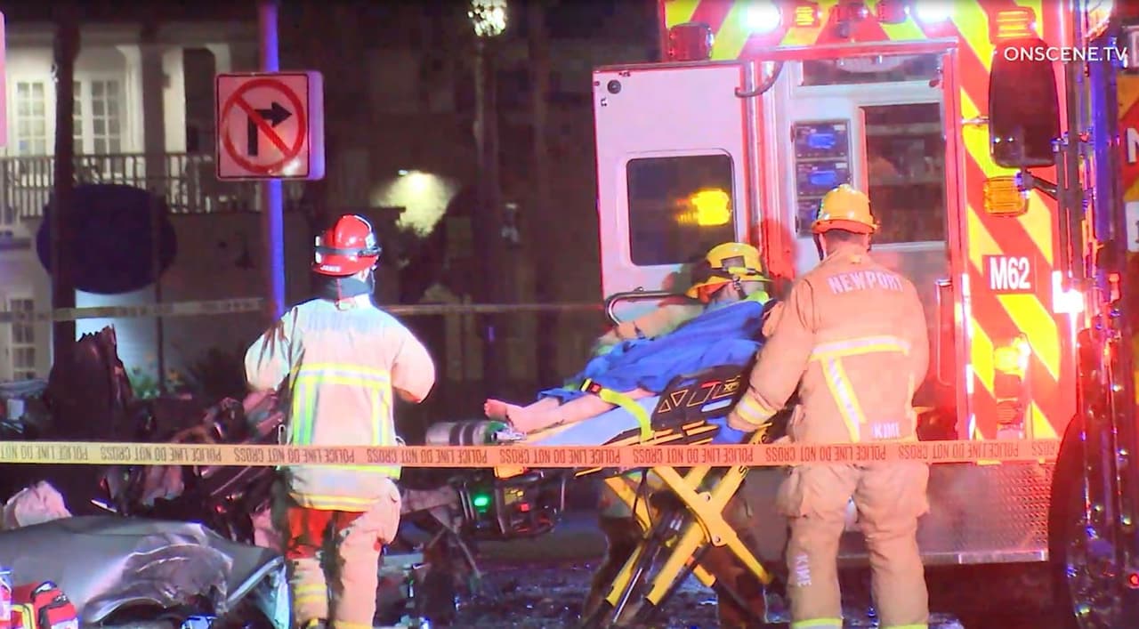 Su acompañante solo fue identificada como una mujer a quien los paramédicos trasladaron de emergencia a un hospital local y se desconoce su condición.