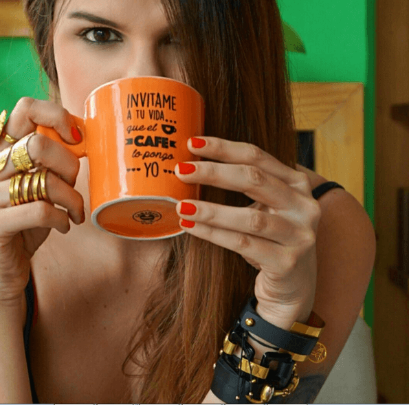 ¿Ya vieron lo que dice su taza? "Invítame a tu vida el café lo pongo yo". Es una declaración muy abierta.