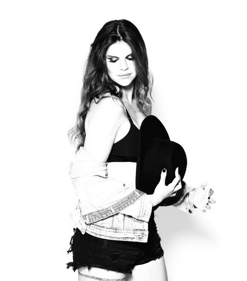 En blanco y negro y sin llevarlo puesto, pero aún así lo luce muy bien.