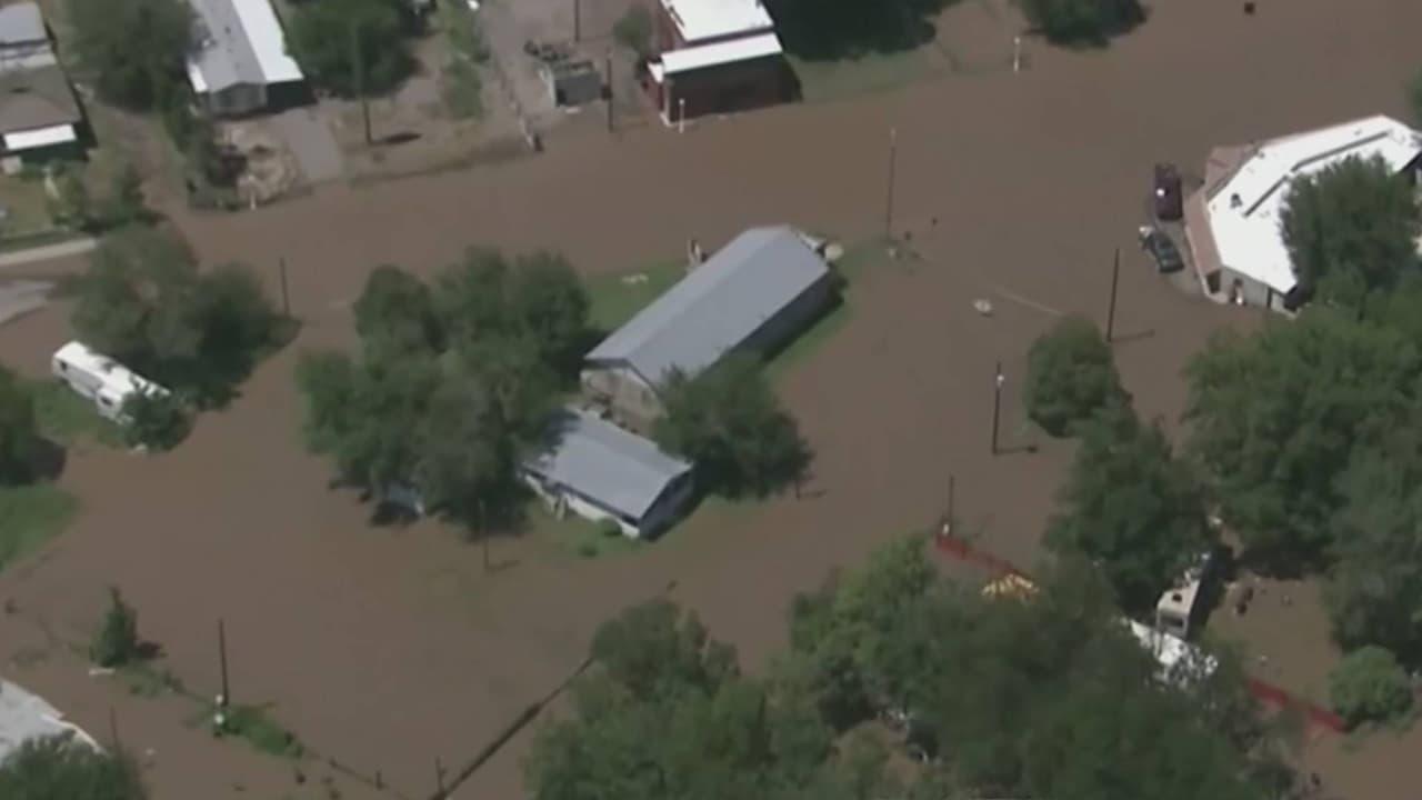 “Estamos atrapados y hay dos personas mayores”: revelan audios de llamadas por inundaciones en Texas
