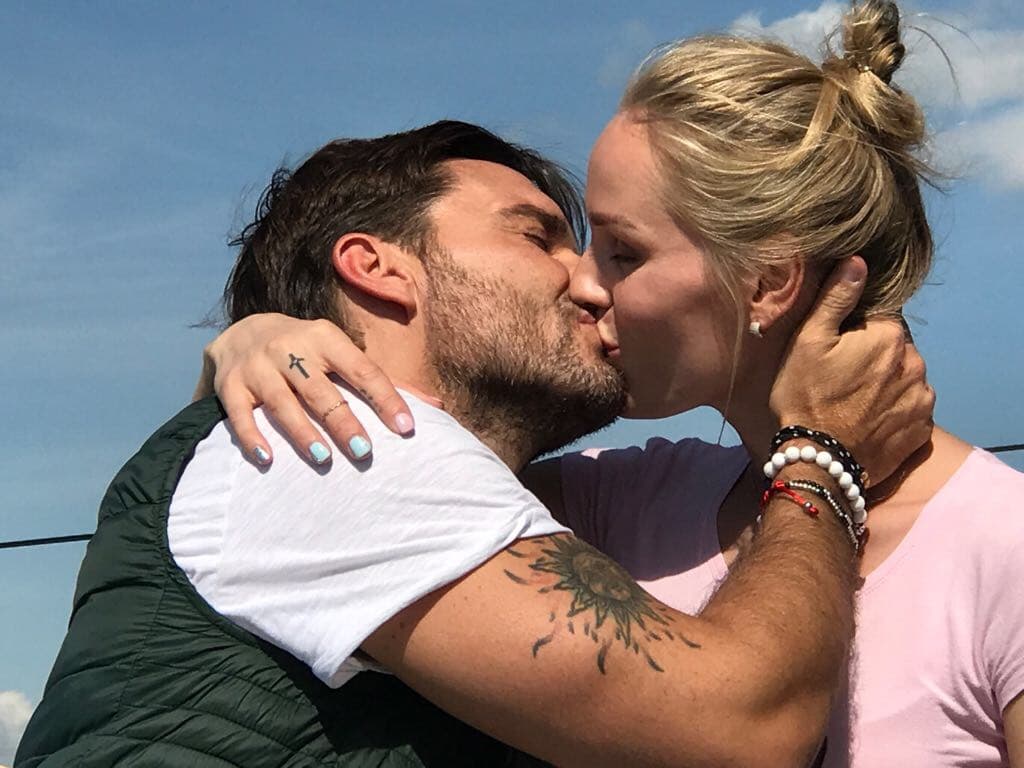 La cita quedó sellada con un tímido y tierno beso.