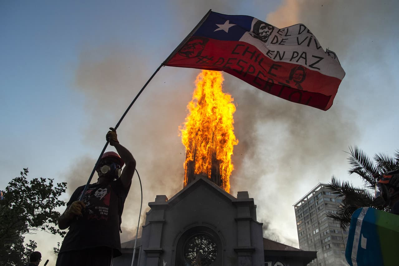 Cuando la iglesia ardía, bomberos y rescatistas hicieron un cerco para evitar que el colapso de la estructura impactara sobre la gente.
<br>
<br>"Que caiga, que caiga", gritaron algunos encapuchados, que celebraron la posterior caída de la cúpula de la pequeña iglesia, conocida también como la "parroquia de los artistas", según recuerda la prensa local.