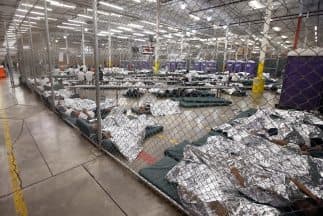 Decenas de niños indocumentados en un centro de detención de la Patrulla Fronteriza en el sur de Texas. 