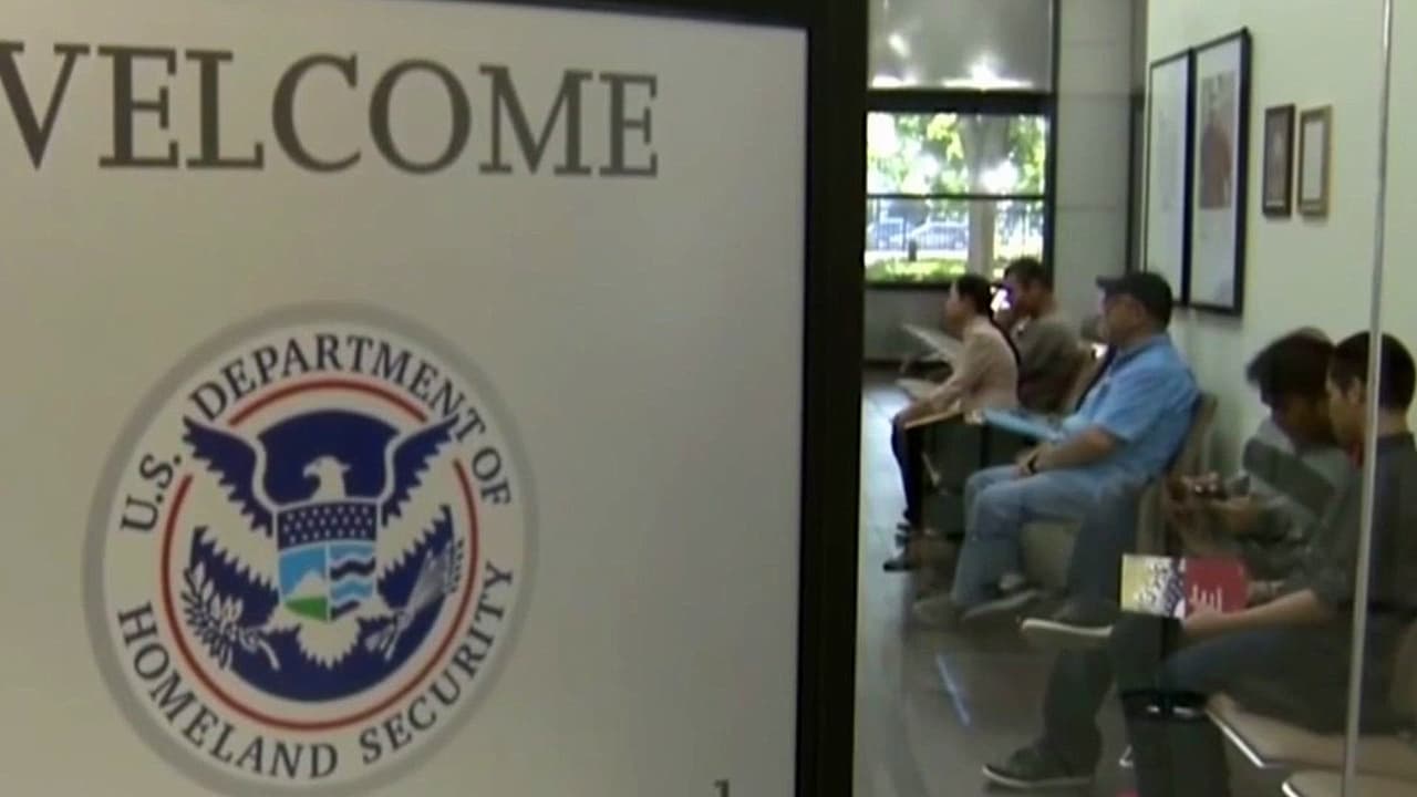 Plan de ICE: Liberación con grilletes, nuevas megacárceles y meta de 1 millón de deportaciones