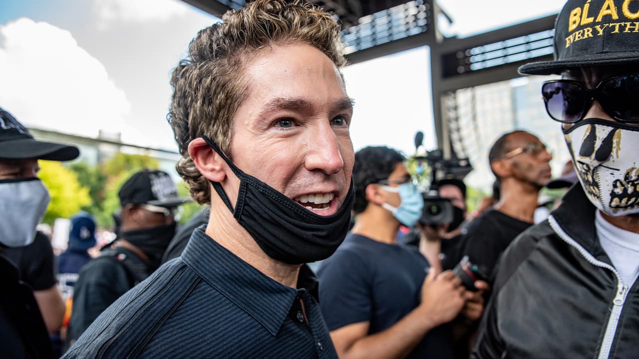 El pastor 
<a href="https://www.univision.com/local/houston-kxln/dios-puede-hacer-unir-de-nuevo-a-las-familias-kanye-west-participa-en-el-servicio-de-la-iglesia-lakewood-de-houston">Joel Osteen</a> estuvo acompañando a los manifestantes.