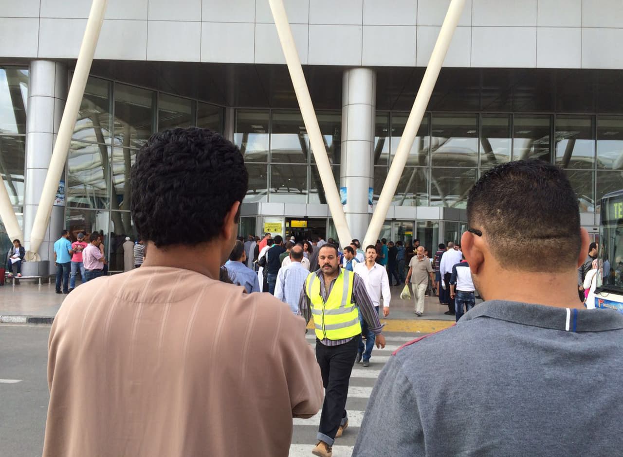 Egipcios se reúnen frente a la terminal de llegadas del aeropuerto internacional de El Cairo, en Egipto, el 19 de mayo de 2016. Un vuelo de EgyptAir que cubría la ruta entre París y El Cairo con 66 personas a bordo desapareció de los radares en la madrugad adel 19 de mayo de 2016. (Foto AP/Amr Nabil)