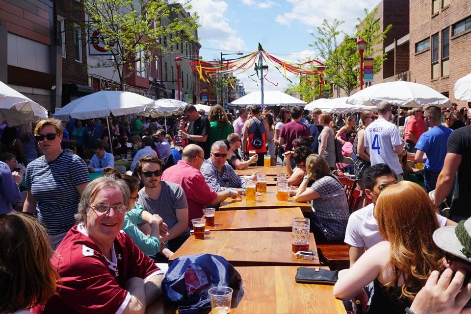 <b><a href="http://southstreet.com/">South Street Spring Festival and Maifest (7 de mayo)</a></b>: La fiesta de cuadra más grande de South Street marca el comienzo de la primavera con diversión familiar, comida y la música al aire libre, que abarcan Headhouse Square y a lo largo de South Street. El evento generalmente incluye un árbol de mayo gigante, unas pocas docenas de actuaciones musicales, concursos de comida, una zona para niños, vendedores y Maifest, el gran espectáculo de cerveza y baile alemán de Brauhaus Schmitz.