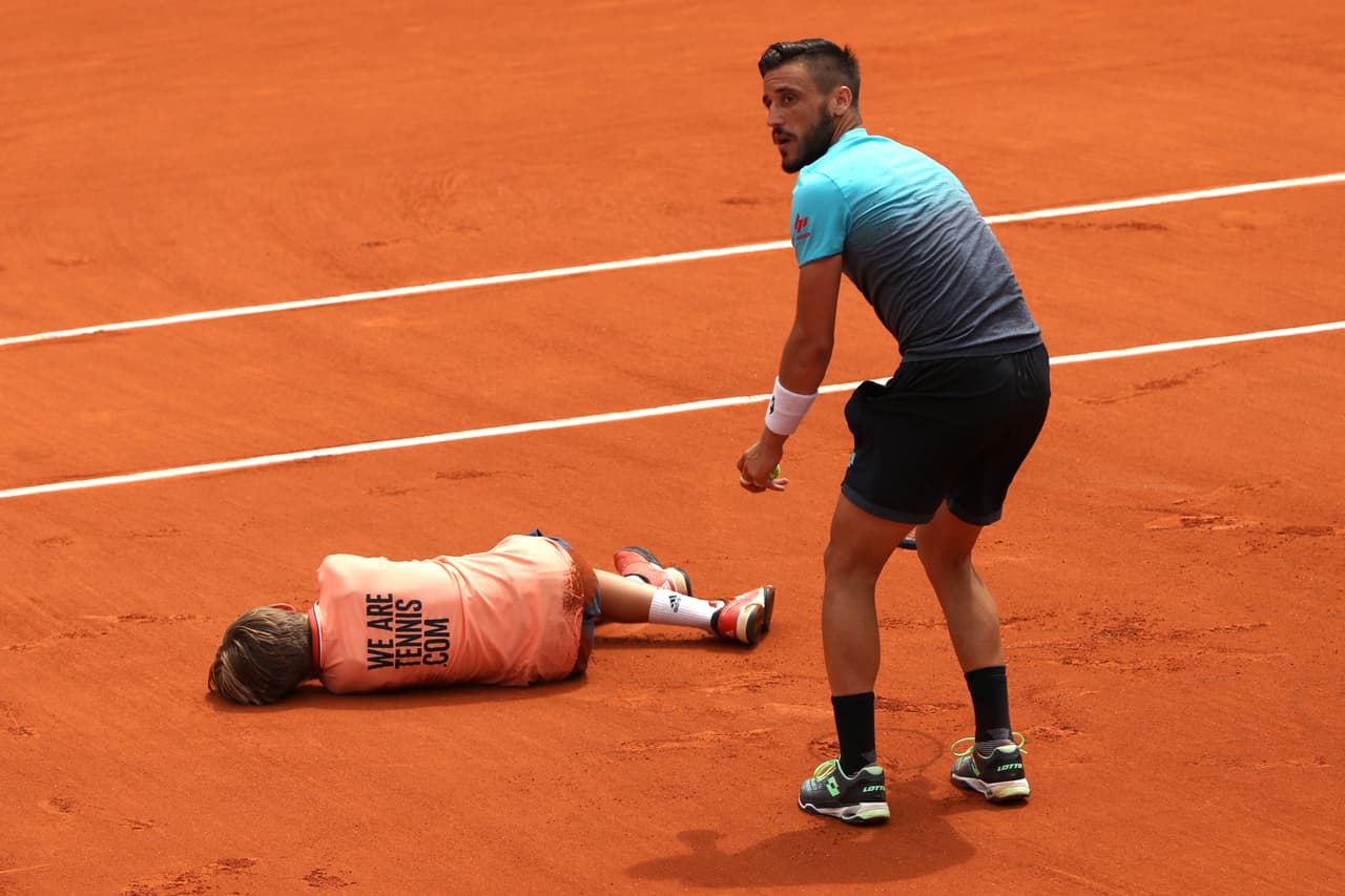 El bosnio Damir Dzumhur sufrió una situación embarazosa en el partido contra el alemán Alexander Zverev en Roland Garros al golpear accidentalmente a un niño recogebolas.