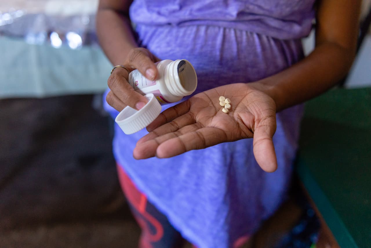 El refugio ayudó a Jiménez a que una clínica local le hiciera ultrasonido y le diera vitaminas. No puede permitirse ningún otro cuidado. El embarazo la alentó a hacer el viaje de un mes desde Honduras a México porque quería una vida mejor para sus hijos, contó. “Viajamos con una caravana de unas 1,300 personas. O caminamos o viajamos en el tren ", agregó. Planean quedarse en Tijuana reciben asilo en EEUU.