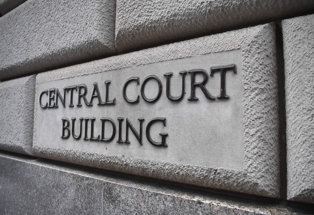 Al llegar al edificio de la Corte Central de Nueva York, McGregor fue recibido por prensa y alguno que otro aficionado.