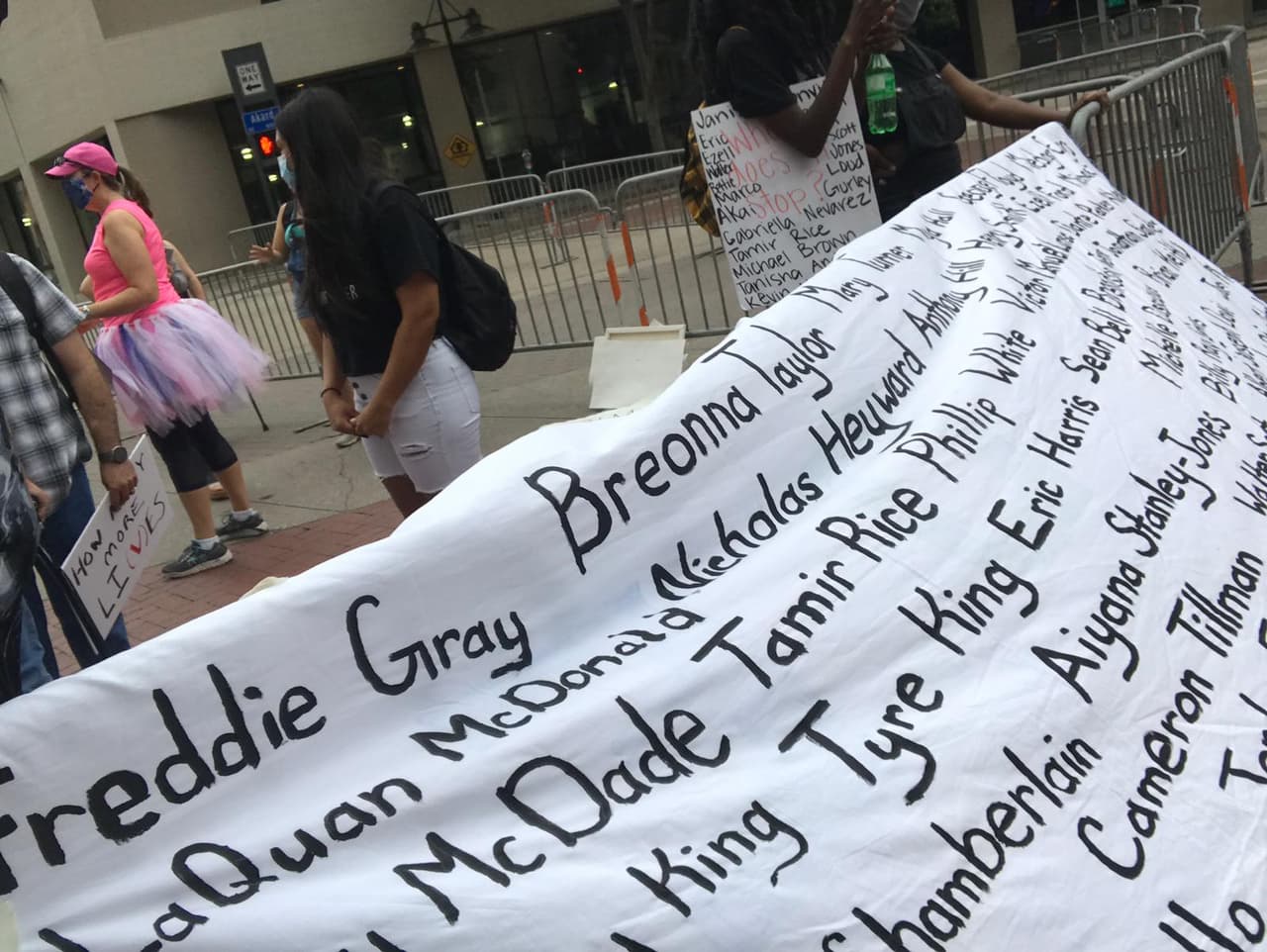 Los nombres de algunas personas que han muerto a manos de policías fueron grabados en una pancarta blanca que fue colgada en las barricadas afuera de la iglesia.
<br>