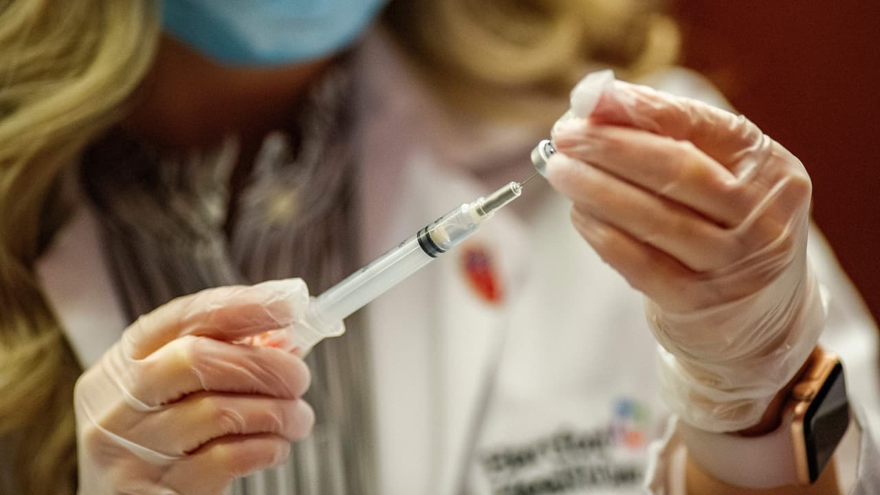 Maestros, trabajadores de escuelas y guarderías ya pueden vacunarse contra el coronavirus