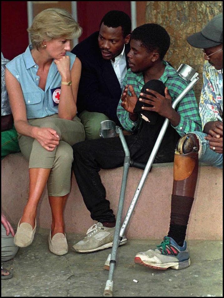 <b>Diana visitó a sobrevivientes de explosiones, muchos de ellos niños que fueron mutilados por las minas. Acaparó los titulares mundiales cuando pidió la prohibición de estos dispositivos.</b>