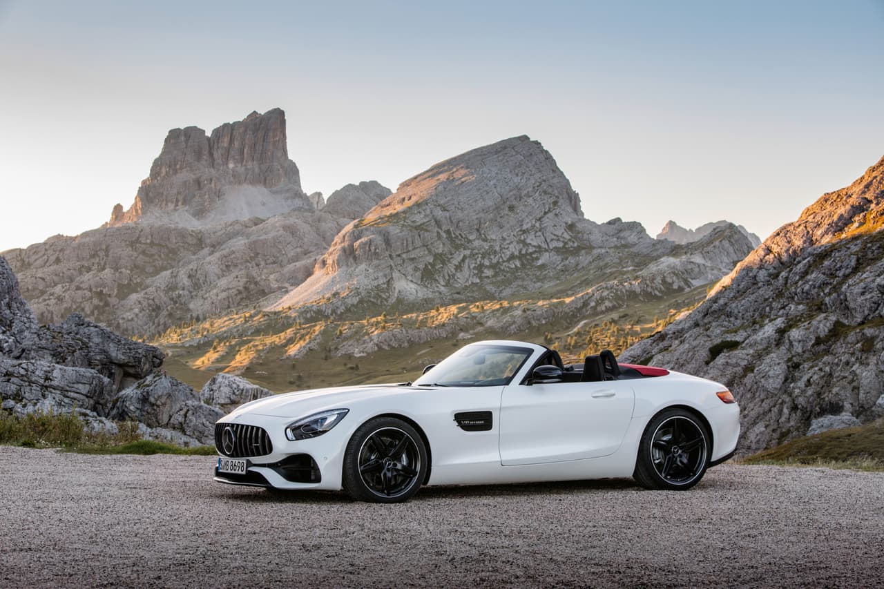 Mercedes-AMG GT Roadster 2018 es capaz de acelerar de 0 a 60 millas por hora en 3.9 segundos.