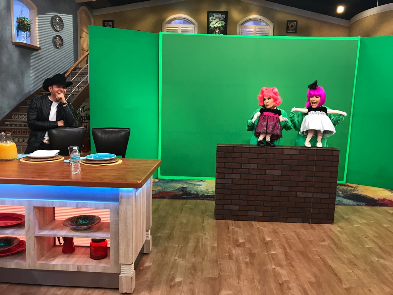 Vulgarcita y Fresita se pelearon este día por el amor de El Dasa. ¿Por quién se habrá decidido?