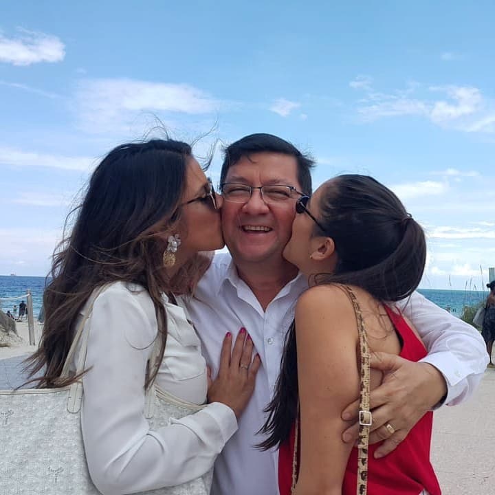 Maity Interiano no podía creer que celebraría la fecha junto a su padre, debido a que semanas antes él le comunicó que por cuestiones laborales no podría viajar a Miami, sin embargo, fue sorprendida en vivo con la llegada de su papá al set.