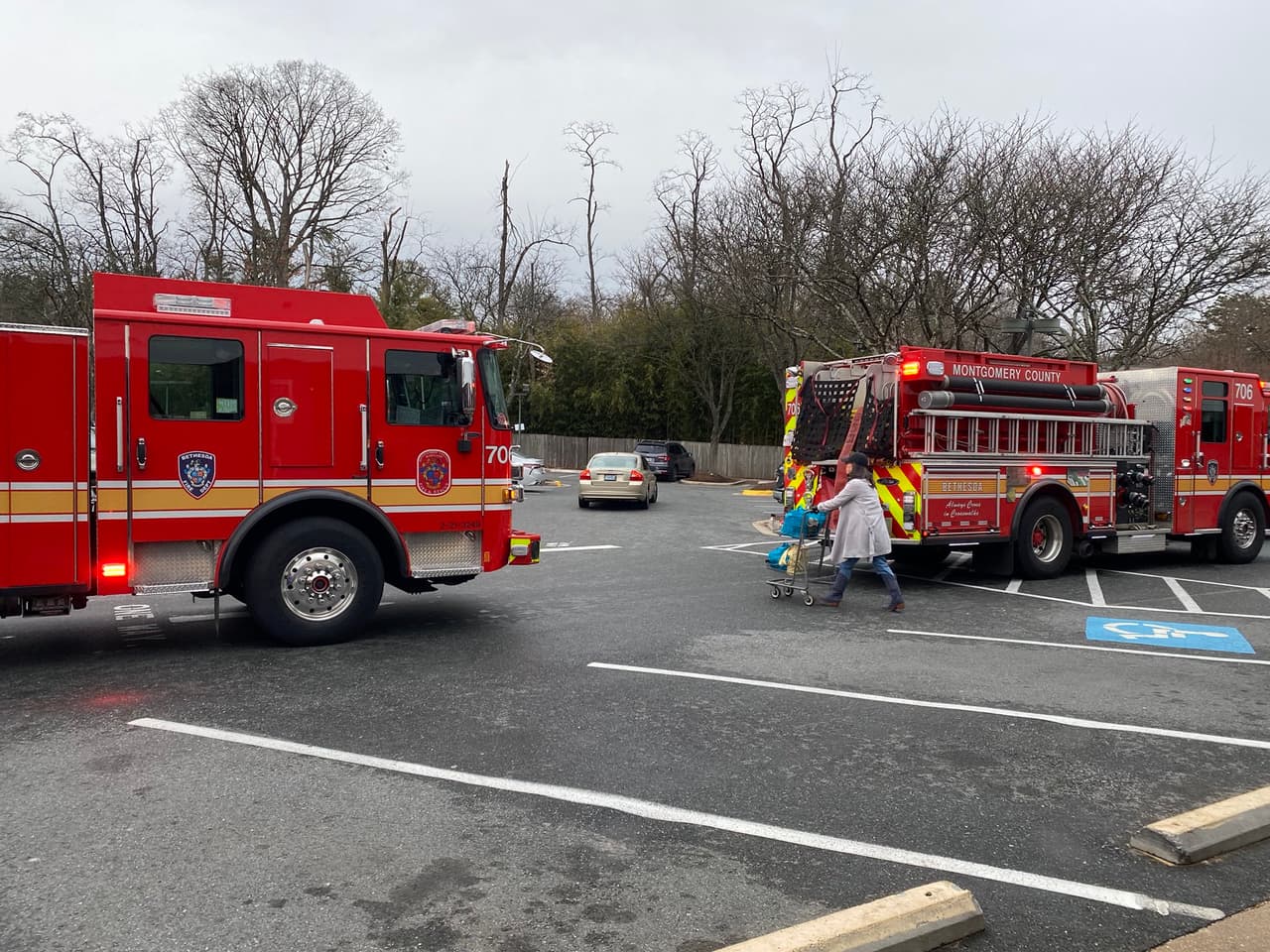El portavoz del Servicio de Bomberos y Rescate del Condado de Montgomery informó que ocurrió poco antes del mediodía, provocando varios daños dentro de la sucursal.