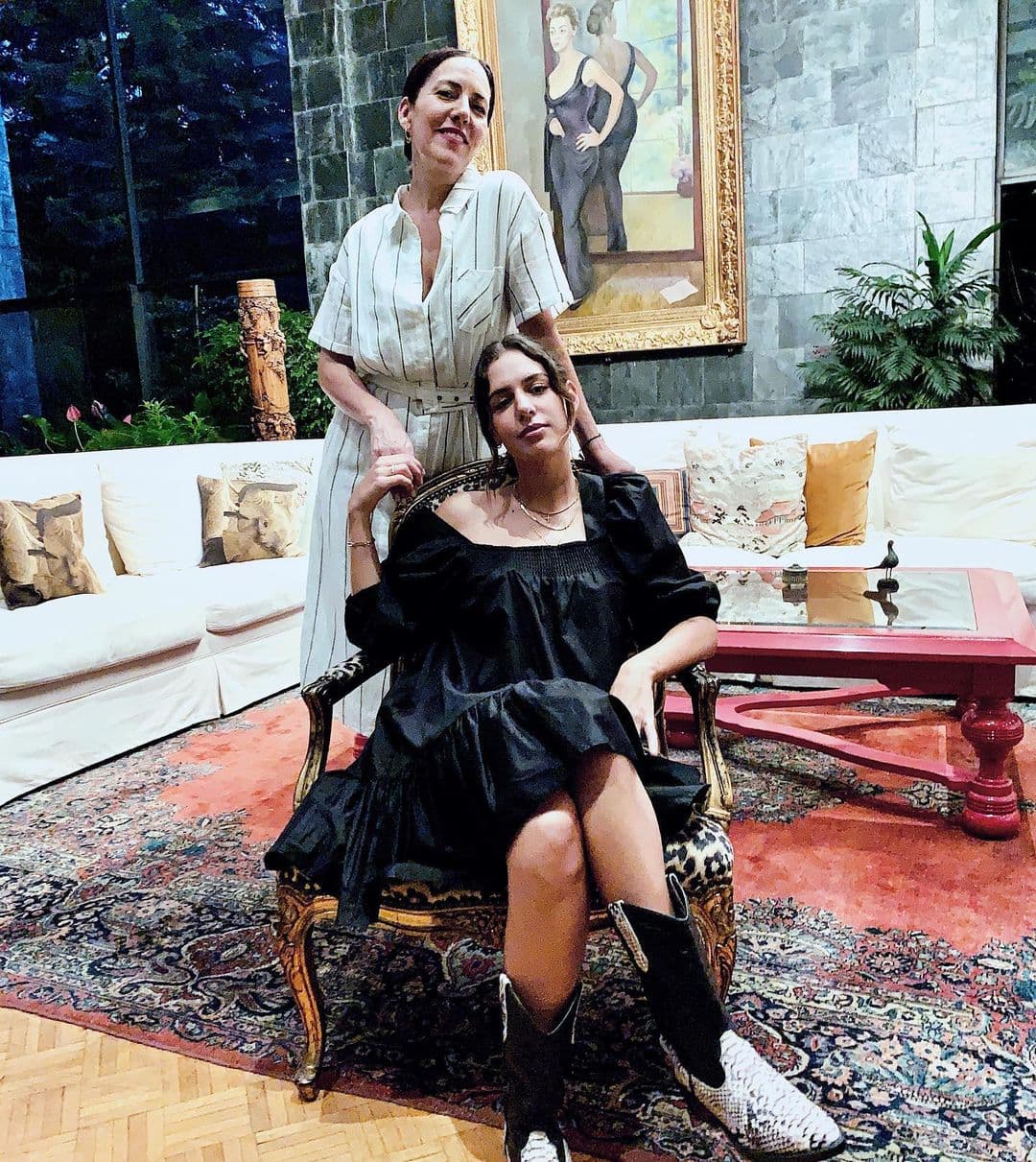 La hija de Sylvia Pasquel también es madre de Camila Valero, una joven actriz con quien comparte un gran parecido y que ha participado en proyectos como 'Perfectos desconocidos' y 'Dos veces tú'.