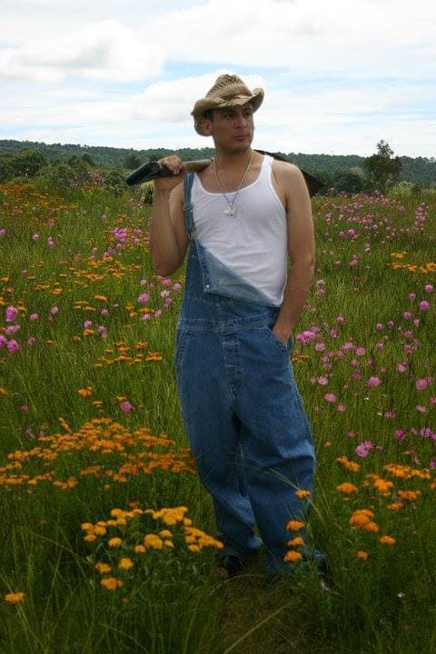 Pero había alguien que no estaba nada contento con su actuación, Elizalde provocó el enojo de Jaime González Durán 'El Hummer', uno de los líderes de 'Los Zetas', tras interpretar 'A mis enemigos', tema que presuntamente era dedicado de parte de 'El Chapo' Guzmán para sus enemigos del Cártel del Golfo y su ex brazo armado 'Los Zetas'.