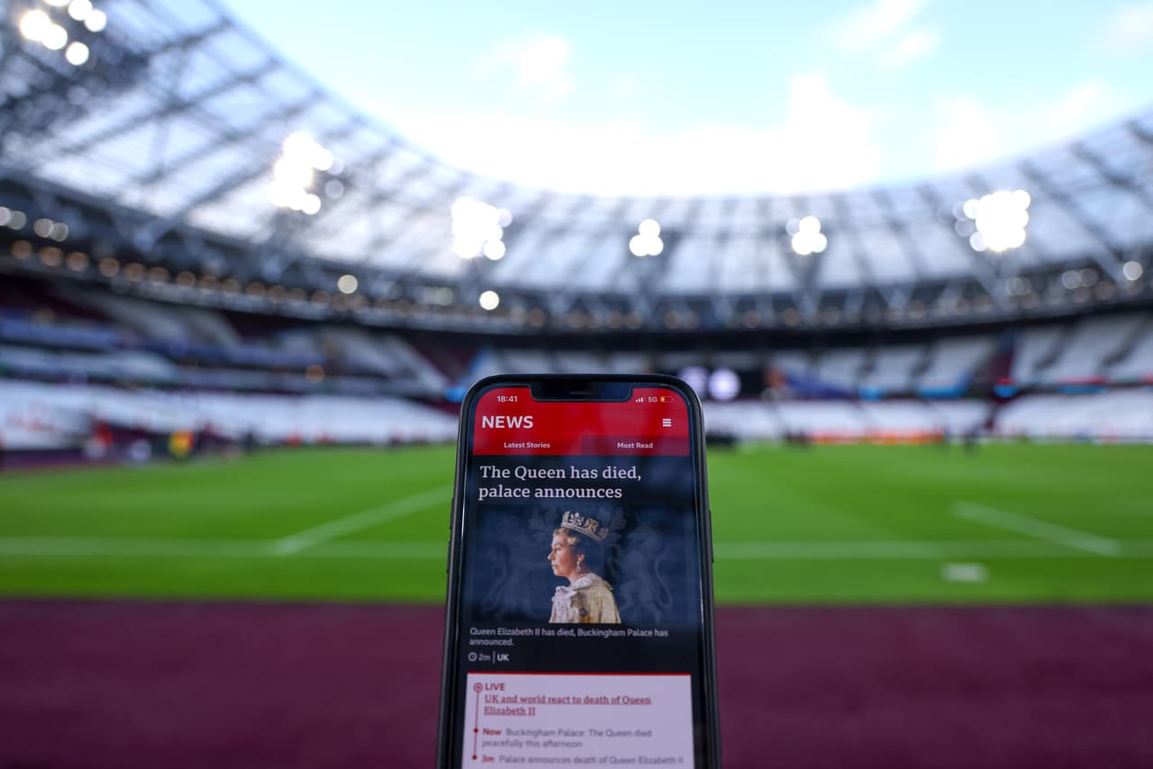 Un celular muestra la noticia sobre la muerte de la reina Isabel II, justo antes de uno de los juegos de la Liga Europea de la UEFA. En todos se hicieron minutos de silencio para honrar a la monarca.