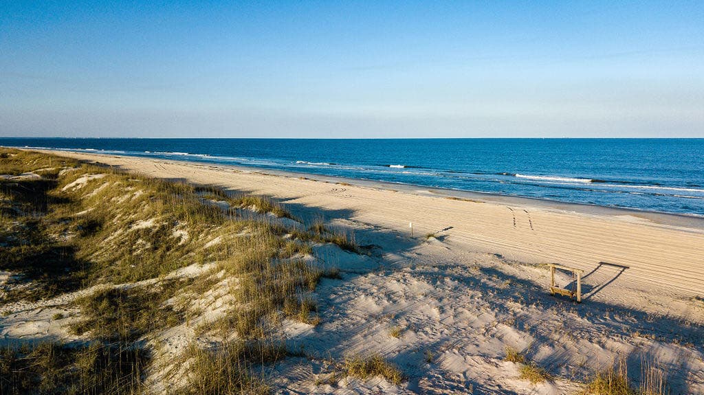 <b>Mid Beach </b>
<br>Sitio web: 
<a href="https://visittybee.com/article/guide-to-mid-beach">https://visittybee.com/article/guide-to-mid-beach</a> 
<br>
<b><a href="https://goo.gl/maps/8jKuzutH7xh93rPs8">Cómo llegar</a> </b>
<br>
<br>Esta comunidad es el hogar de hermosos alojamientos frente al mar, deliciosos restaurantes y está ubicada en el medio de la isla Tybee, lo que brinda un acceso conveniente a todo.