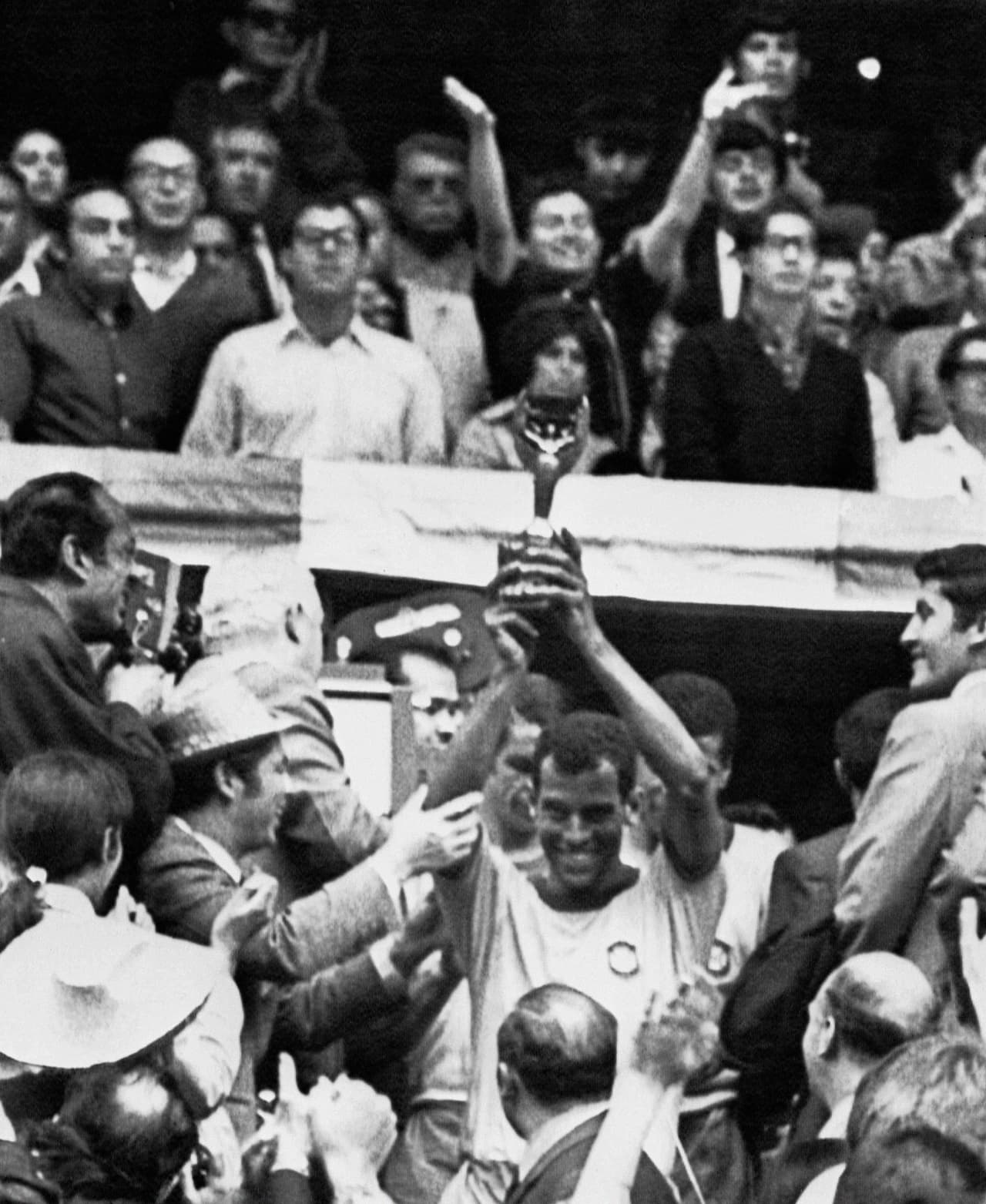 En México70 se entregó por última vez el trofeo Jules Rimet y Carlos Alberto, capitán de Brasil, fue el último capitán en cargarlo.