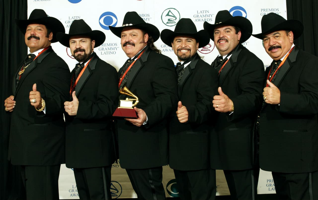 Ramón Ayala y Los Bravos del Norte se alzaron con el Latin GRAMMY de 2002 gracias a la canción 'Del otro lado del portón', tema que se convirtió en un clásico de la música norteña y del regional mexicano.