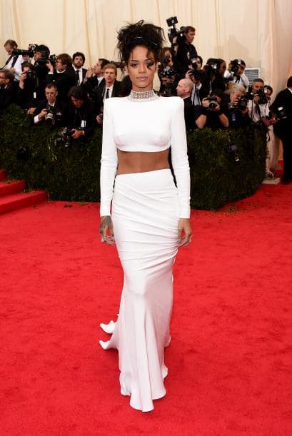 En la gala del Met, Rihanna pisó la alfombra roja con un vestido de Stella McCartney totalmente blanco.