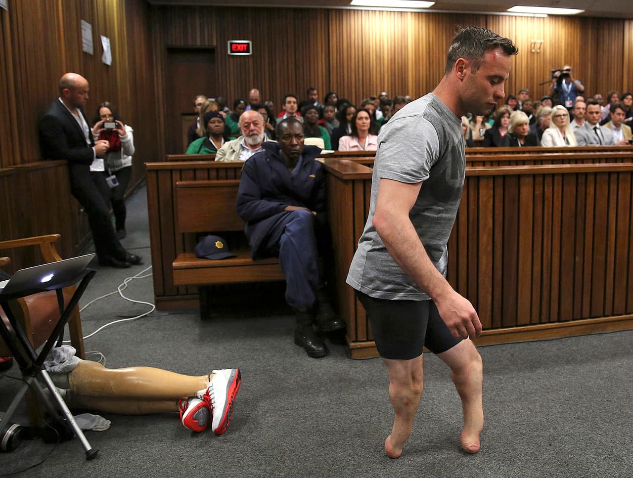 <b>Juzgado sin piernas.</b> El atleta especial Oscar Pistorius camina sin sus prótesis en el tribunal de Pretoria, Sudáfrica. Fue condenado por el asesinato a su novia, la modelo Reeva Steenkamp. 15 de junio del 2016.