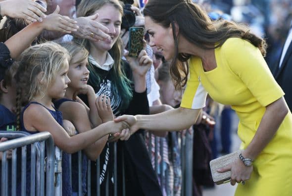 La duquesa de Cambridge se mostró muy accesible. Más videos de Chismes aquí.