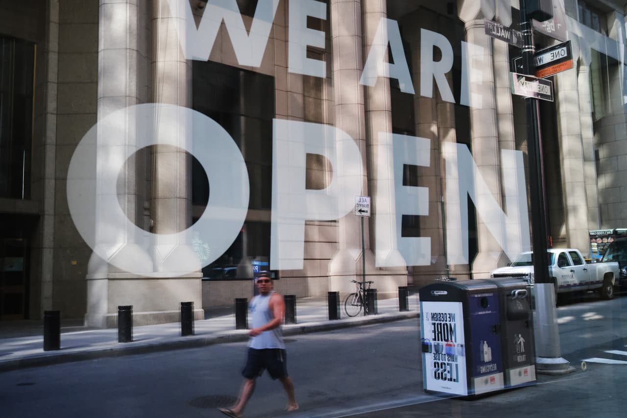 La pandemia se acelera, pero para Trump no es una opción volver a pedir un 'cierre' de la economía