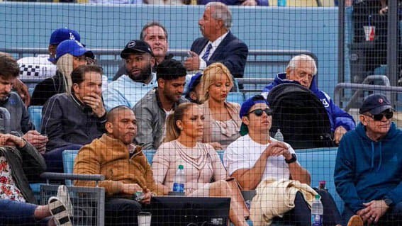 ¡Play Ball! Carlos Vela asistió al partido entre Dodgers y Giants