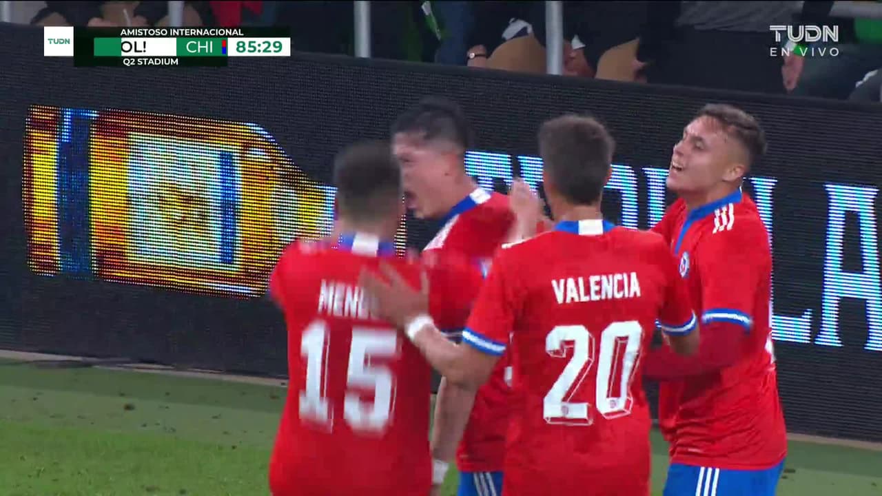 ¡GOL!  anota para Chile. Pablo Parra