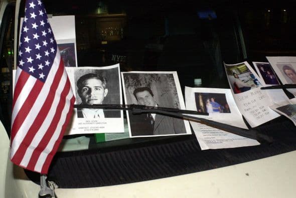 El 19 de septiembre Estados Unidos fue víctima de horrendos ataques terroristas: Al Qaeda secuestró e impactó cuatro aviones contra varios objetivos y que causaron la muerte y destrucción, siendo el episodio que precedería a la guerra de Afganistán y a la adopción por el Gobierno estadounidense y sus aliados de la política denominada de Guerra contra el terrorismo. Los atentados fueron cometidos por diecinueve miembros de la red yihadista Al-Qaida,1 divididos en cuatro grupos de secuestradores, cada uno de ellos con un terrorista piloto que se encargaría de pilotar el avión una vez ya reducida la tripulación de la cabina. Los aviones de los vuelos 11 de American Airlines y 175 de United Airlines fueron los primeros en ser secuestrados, siendo ambos estrellados contra las dos torres gemelas del World Trade Center, el primero contra la torre Norte y el segundo poco después contra la Sur, provocando que ambos rascacielos se derrumbaran en las dos horas siguientes.2 3 El tercer avión secuestrado pertenecía al vuelo 77 de American Airlines y fue empleado para ser impactado contra una de las fachadas del Pentágono, en Virginia. El cuarto avión, perteneciente al vuelo 93 de United Airlines, no alcanzó ningún objetivo al resultar estrellado en campo abierto, cerca de Shanksville, en Pensilvania, tras perder el control en cabina como consecuencia del enfrentamiento de los pasajeros y tripulantes con el comando terrorista.