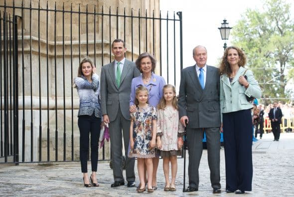 La princesa de Leonor acaba de ser nombrada princesa de Asturias y es la segunda en la línea de sucesión a la corona española.Actualmente estudia en un colegio muy cerca de sus padres, pero al igual que su padre el rey Felipe VI recibirá amplia formación militar y profesional.Sólo tiene ocho años, pero ella sabe su papel y demuestra su formación real en cada evento al que asiste. Toma clases de mandarín, ballet y practicar deporte.