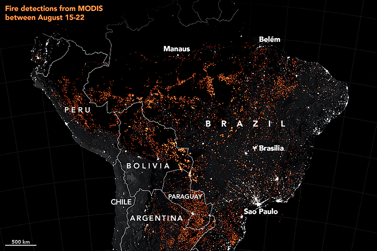 En los últimos días se han reportado más de 1,100 nuevos fuegos, según el Instituto Nacional de Investigaciones Espaciales (INPE) de Brasil. Esta imagen, compuesta por diferentes fotografías satelitales nocturnas, muestra en color naranja algunos de los focos localizados entre el 15 y el 22 de agosto de 2019.