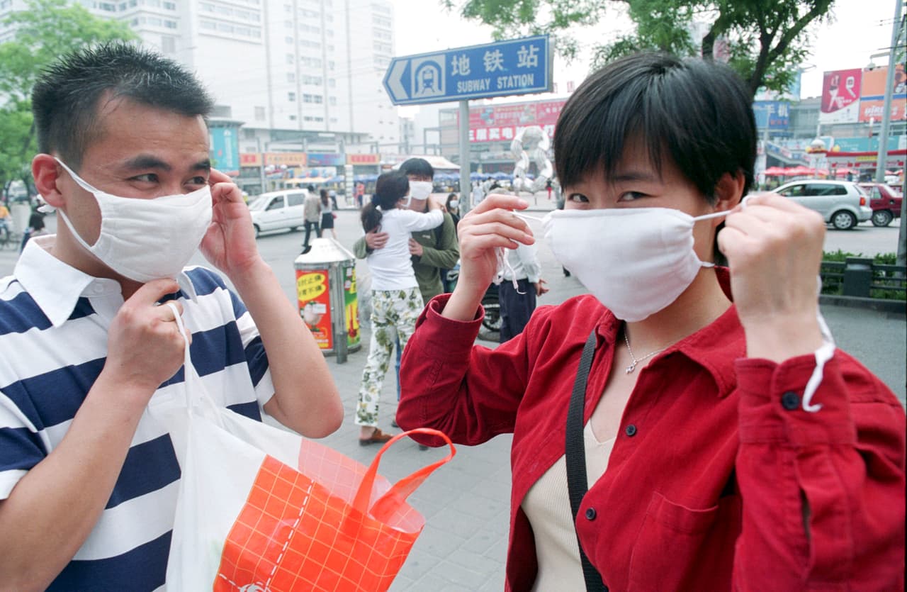 <b>PREVENIR EL CONTACTO CON GÉRMENES -</b>Diferentes estudios han demostrado cómo los aeropuertos son de los sitios donde puedes contraer una bacteria o virus muy fácilmente, por ello recomiendan el uso de 
<b>mascarillas faciales</b> para evitar el contacto con gérmenes de cualquier tipo. Aunque estas mascarillas puedan ser un tanto calurosas, evitarán contraer algún virus que se encuentre en el ambiente.
<br>